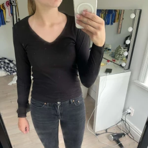 Långärmad  - Ribbad Långärmad  V-ringning Axelbrett-33 cm Längd- 50 cm