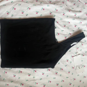 Asymmetrisk zara topp - Helt ny asymmetrisk topp från zara med tag på! Går att styla på flera olika sätt. 