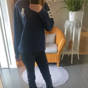 Ralph Lauren hoodie - En polo by Ralph Lauren hoodie. Vet tyvärr inte storlek men ungefär S