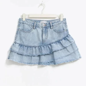 Gina tricket jeanskjol - Jätte populär gin tricot jeans kjol med volanger i storlek 34, helt ny med prislapp då jag köpte två storlekar😊