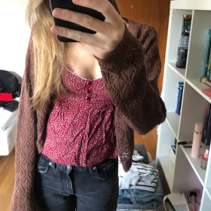 Stickad kofta - En jättesöt brun stickad kofta köpt på Lindex barnavdelning 💕💕💕trots barnstorlek är den jättelång i armarna och rymlig ❤️skulle säga som en S ungefär ❤️aldrig använd 