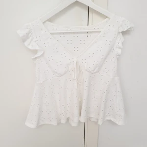Vit sommar topp - Super fin vit topp från shein. Säljer pga att den inte passade mig. Aldrig använd. Jätte fint tyg och är jätte bekväm. Går att ha en vitt linne under då det inte syns. Storlek S och säljer för 50 kr.
