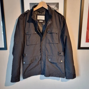 Field jacket - Go mörkblå fieldjacket, strl M/40 men sitter perfekt som S. Modellen är 182 och väger ca 66 kg. Passar perfekt för dig som är ca 1.80. Vid frågor eller fler bilder är det bara att skriva//Kba_Closet 