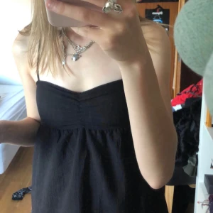 Kort festklänning - En jättesnygg svart festklänning i en kort suuuupersnygg modell 🖤🖤tyvärr blivit för liten för mig på senare tid 🥲köpt på h&m för flera år sedan 