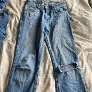 Säljer jeans från Gina tricot,dom är i storlek 34 och passar i längden för dom som är 1,65 till 1,70