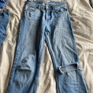 Jeans - Säljer jeans från Gina tricot,dom är i storlek 34 och passar i längden för dom som är 1,65 till 1,70