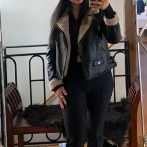 Skinnjacka med fluff - Skinnjacka med beige fluff. Trendig och ser ny ut. Väldigt varmt till hösten och vintern.