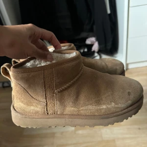UGG mini - Dessa hade från början små diamanter på sidorna som jag själv tog bort.   De är väldigt använda, vilket förklarar priset