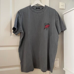 T-shirt Neuw - Sjukt fet tisha ifrån Neuw med fina detaljer. Använd få tillfällen och därför i väldigt bra skick.  Nypris: 800kr Storlek: M