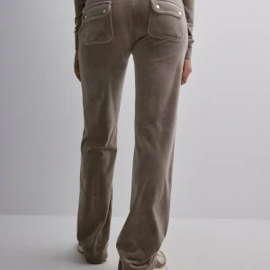 Juicy Couture Tracksuit - Juicy Couture Tracksuit, byxor (small) och kofta (xx-small). Har testat kläderna en gång och har aldrig används efter de, därför i helt nytt skick. Köpte hela sättet ifrån Nelly för totalt 2498kr för säljer för 1500kr.  Skriv om ni  bara vill köp ena