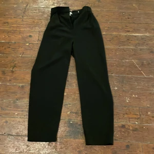 Kostymbyxor  - Svarta kostymbyxor i storlek 32 från hm 