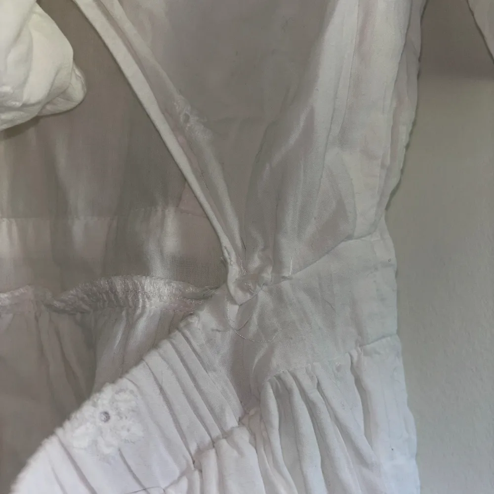 Säljer min fina studentklänning! Den är helt och hållet fläckfri, den har en mindre lagning vid ryggen då sömmen gick sönder på studentdagen, men det är ingenting som varken syns eller märks!🤗🌸. Mekot.