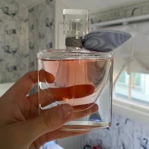 la vie est belle - la vie est belle ifrån lancome, ca 90% kvar 💕💕💕 köptes för 1 250 på kicks 