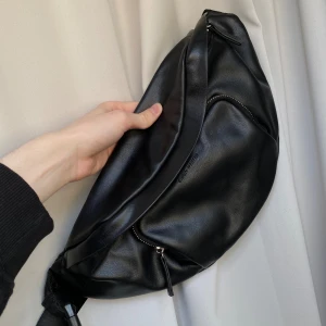 Carin Wester väska🖤 - En jätte snygg väska/midjeväska ifrån carin Wester som rymmer allt man behöver för en perfekt sommar dag 🌞🖤