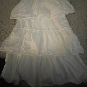 Volankjol - Söt vit lång kjol med volanger, verkligen cute💓💓💓💓 köpt i Spanien förra året🩷🩷🩷 favvis kjol st L passar ovksp M/S