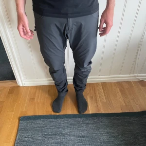 Friluftsbyxor Revolution Race stl L - Friluftsbyxor Revolution Race stl L Twisted Outdoor Pants Skick: 8/10 Färg: Grå