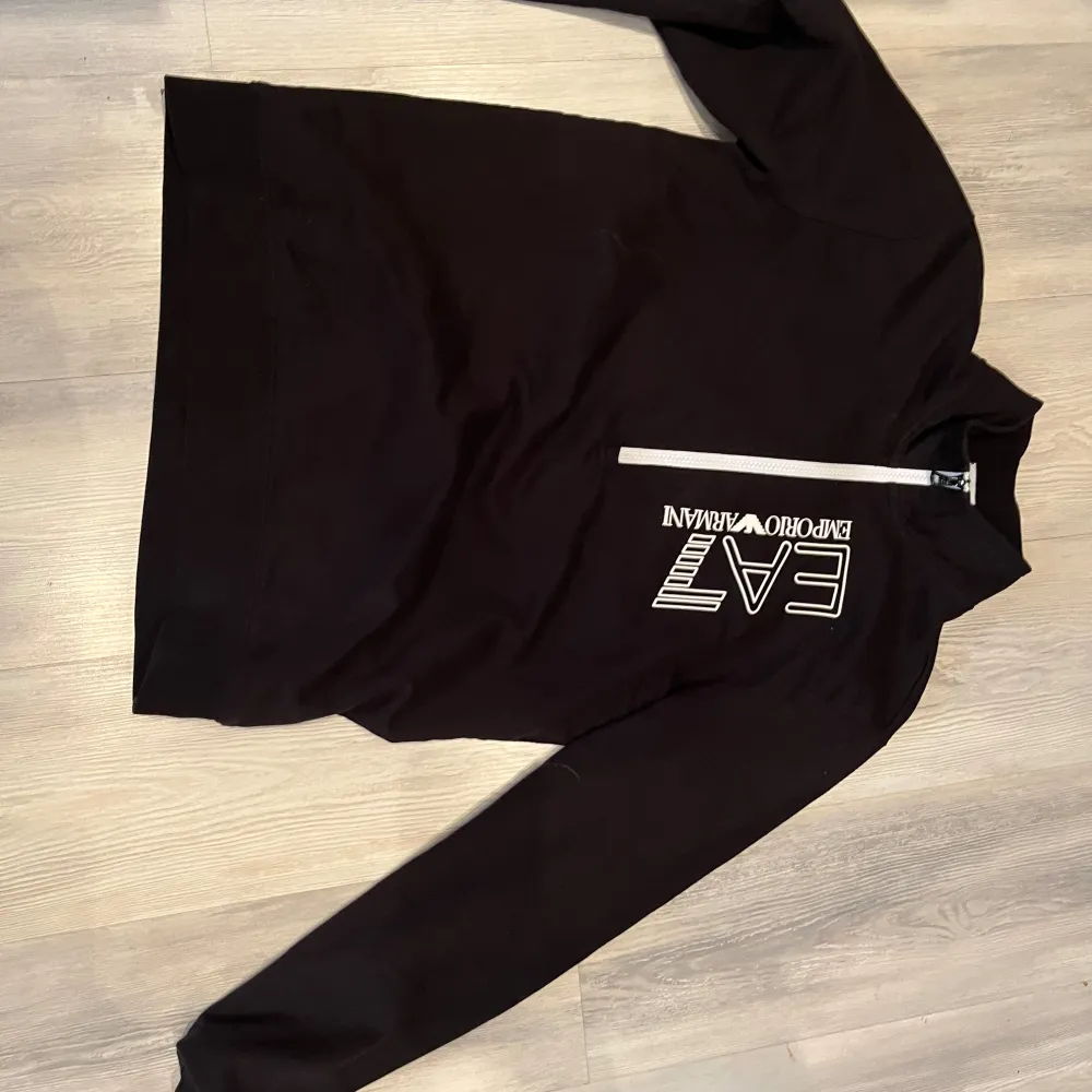 Säljer nu min EA7 tröja då den börjar bli för liten för mig, storleken är S/M. Kostar 1,2 ny kvitto finns. Hoodies.