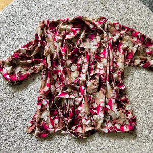 Blus Rodebjer  - Helt ny 320 kr