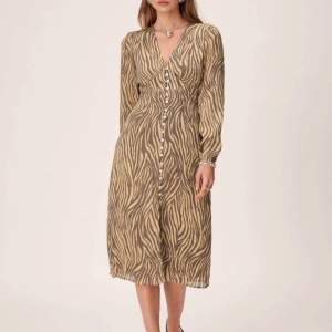 Söker denna klänning i storlek 38 eller 40. Paris dress Zebra