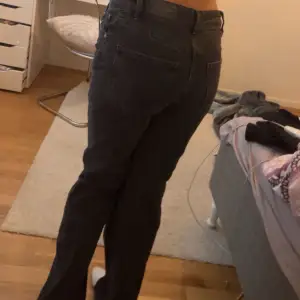 Fina jeans från stradivarius i storlek xs. dem är lite små vid midjan för mig som har S men sitter bra på resten. Skriv om frågor! ❤️