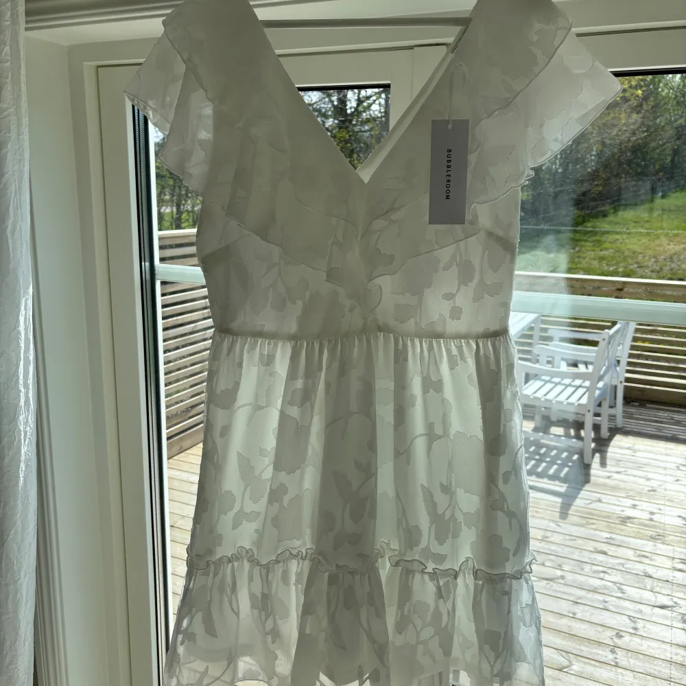 Super fin vit klänning från bubbelroom, perfekt till studenten. Helt ny ! . Klänningar.