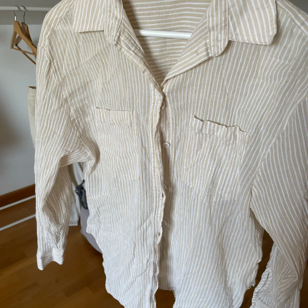 så fin randig skjorta från hm! passar nu till sommaren då materialet är ganska tunt och liknar linnetyg!. Blusar.