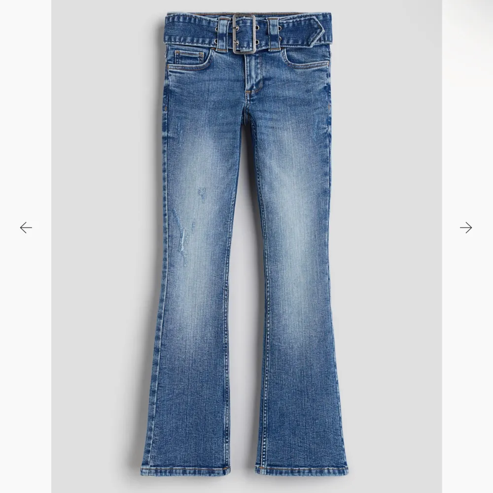 Jag säljer mina assnygga jeans från H&M då jag hade önskat att de var lite längre. Köpta på barnavdelningen. Bilderna är från Hm hemsida ❤️😍jag är 172 för referens. Jeans & Byxor.
