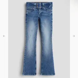 Jag säljer mina assnygga jeans från H&M då jag hade önskat att de var lite längre. Köpta på barnavdelningen. Bilderna är från Hm hemsida ❤️😍jag är 172 för referens. Byxorna är i storlek 170 men passar som S 