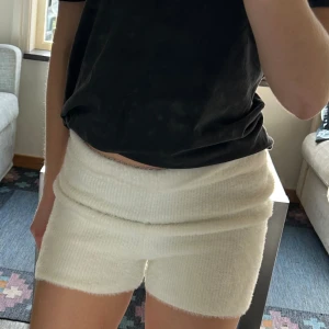 Stickade shorts - Säljer dessa vita stickade shortsen! De är sparsamt använda och ser ut som nya. Pris kan diskuteras!
