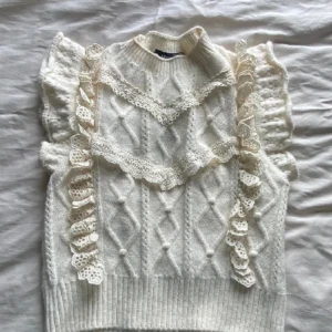 Volangtröja från mango  - Sååå fin volangtröja 🌸💕🌷Nyskick, säljer pga för liten. 