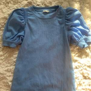 Jätte fin blå puffärmad tröja från Cubus💙Köte men har inte andvänt🦋