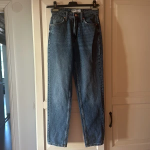 Jeans  - Mom jeans från Bershka i storlek 34🌸