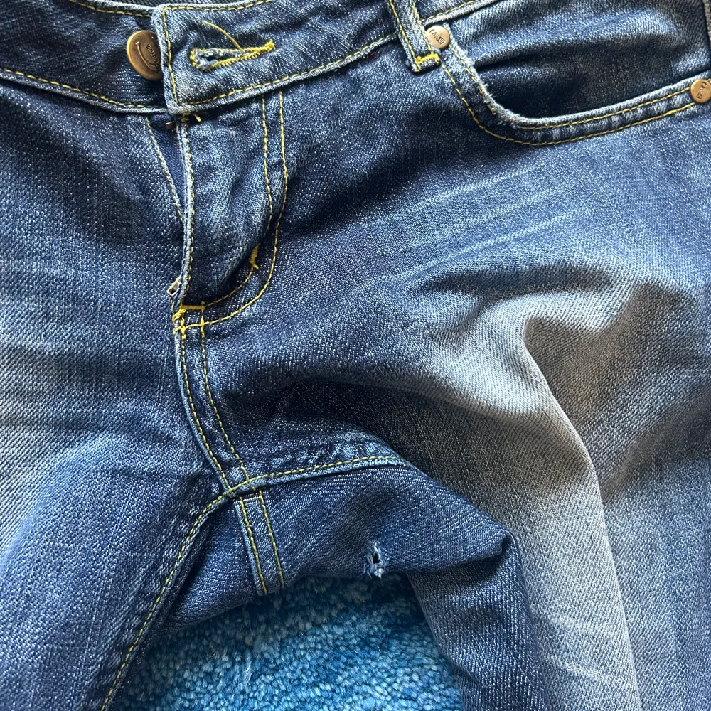 Jättesnygga lågmidjade jeans med hål som tyvärr blivit lite för små för mig. Har ett pyttelitet hål som man ser på sista bilden men annars i bra skick. Är inte säker på storlek men skulle gissa på på Xs💞Jag är cirka 170💓. Jeans & Byxor.