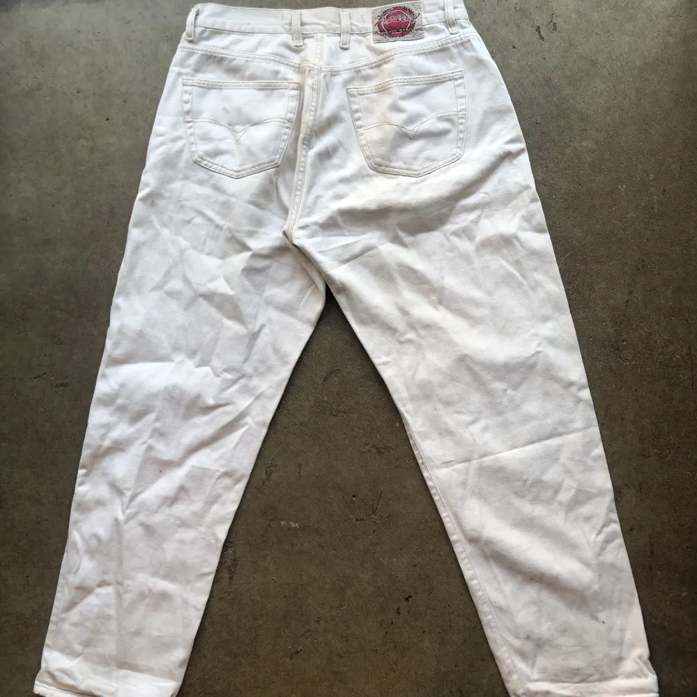 Snygga vita bagy jeans med röda detaljer från diesel! Det står att storleken är 38 men jag skulle säga att dom är L eller XL. Jeans & Byxor.