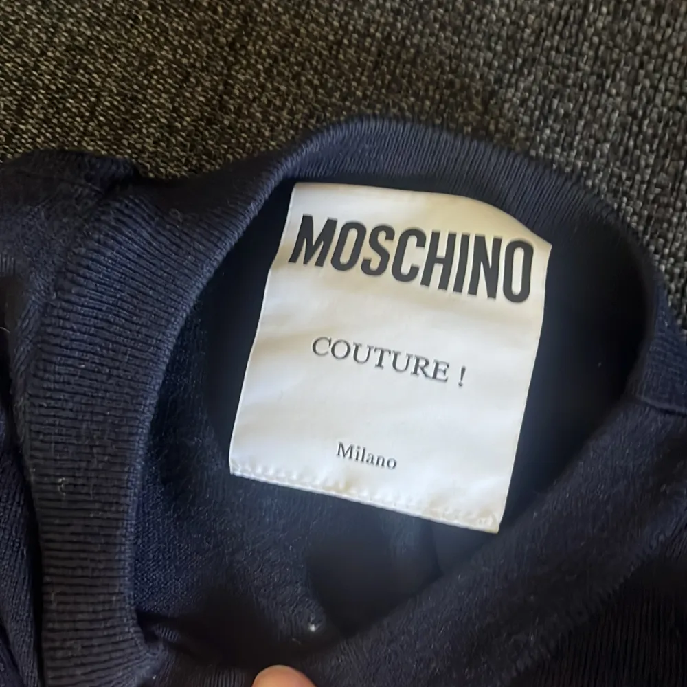 Snygg moschino tröja i storlek 46/medium Skick 9/10 Kom gärna med bud. Tröjor & Koftor.