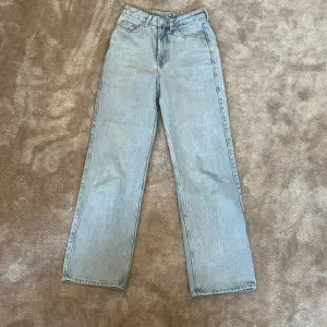 Jag säljer ett par Weekday jeans i modellen Rowe och i storleken 24/30. De är använda flera gånger men är fortfarande i mycket bra skick.