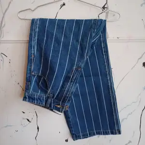 Jeans str 27, hög i midjan, raka och vida ben Sparsamt använda, mycket fint skick!