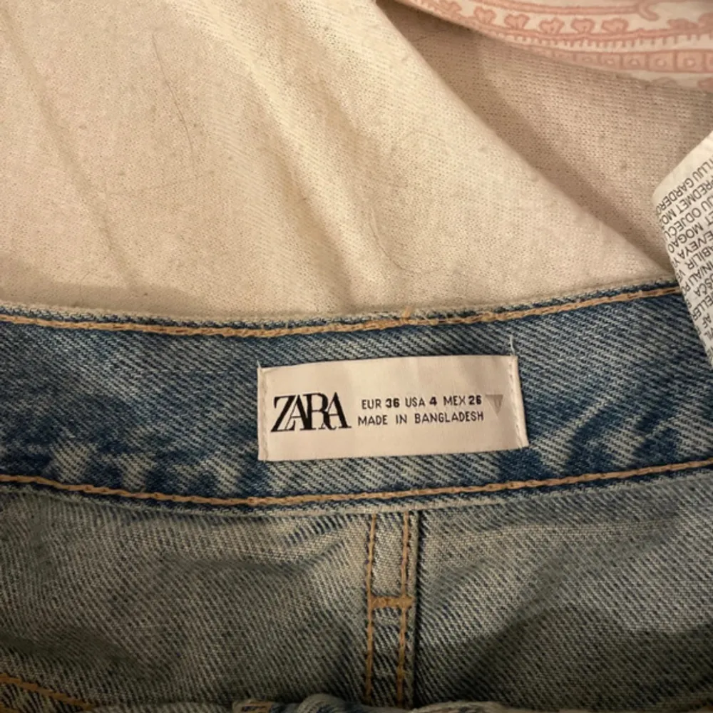 Säljer dessa populära jeans short från zara. Säljer pågrund av att dom är förstora!. Shorts.