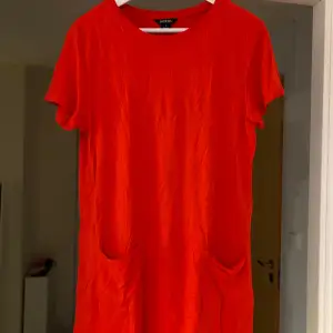 Storlek: S  Röd klänning från monki med två fickor fram. Klänningen är välanvänd men i ett bra skick.  Köparen står för frakten 