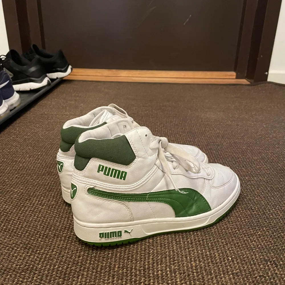 Vita och gröna sneakers från Puma, perfekta vårskor! Använda men fortfarande i fint skick. Storlek 39. Skor.