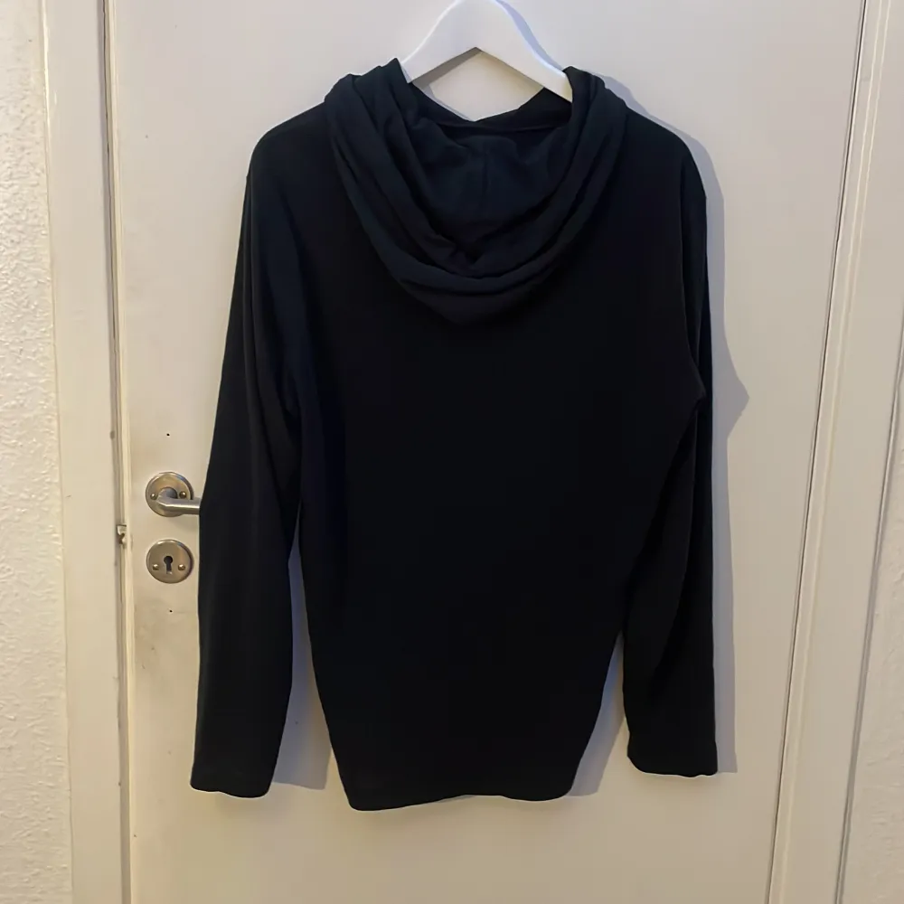 Säljer en riktigt skön svart hoodie från ralph lauren som jag nästan aldrig har använt. Perfekt nu till vår / sommar då den är väldigt tunn och luftig!  Skick:  9/10  Nypris: 899. Hoodies.