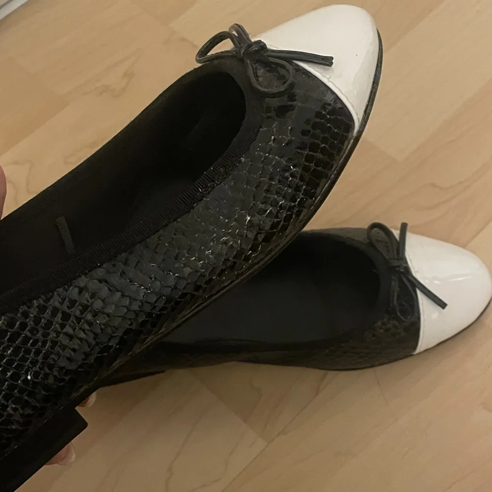 Säljer dessa jättesöta ballerina skor ifrån Hm. I storlek 37 och tror de är slutsålda. Säljer eftersom de är för stora för mig💕 Använda en gång!. Skor.
