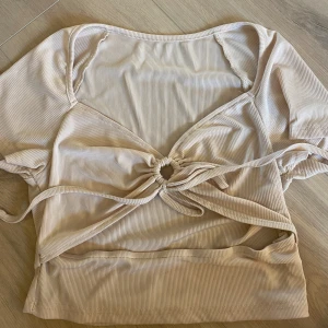 Beige croppad top - Tunn beige croppad topp med detaljer