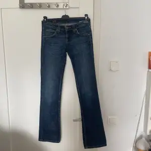 Coola vintage jeans i märket Lee. Dom är i toppenskick utan några slitningar eller defekter!⭐️Unika med coola detaljer! W27/L33, skulle uppskatta dem till långa xs🫶🏼