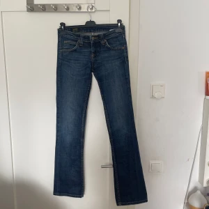 Lågmidjade lee jeans - Coola vintage jeans i märket Lee. Dom är i toppenskick utan några slitningar eller defekter!⭐️Unika med coola detaljer! W27/L33, skulle uppskatta dem till långa xs🫶🏼
