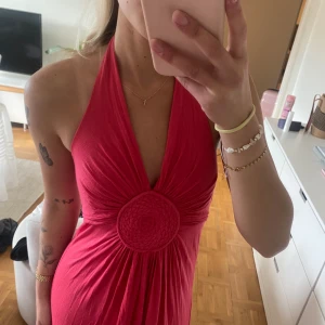 Sommarklänning - Så fin halterneck klänning, super skönt material!💗 sitter väldigt smickrande.