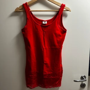 Röd klänning - En röd topp med spets i botten storlek S