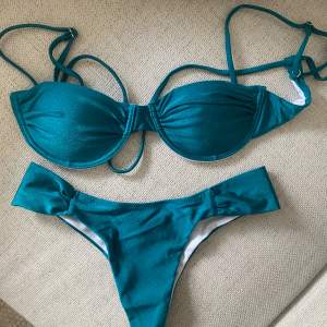 Sååå snygg grön/blå-skimrig bikini, riktigt fin modell. Oanvänd! 