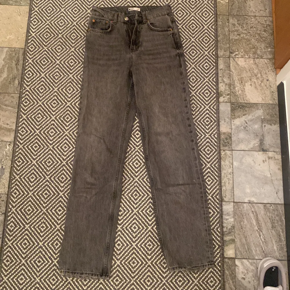 Ett nästan oanvända par jeans i storlek 32 från Gina. Säljer då de inte kommer till användning och jag inte behöver de. Priset kan diskuteras men köpte de dock för 500. (:. Jeans & Byxor.