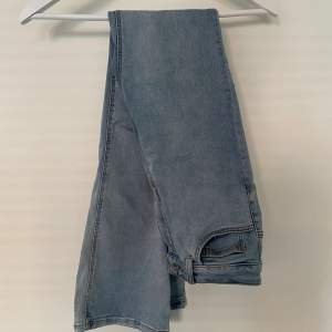 Jeans som är lite utsvängda nertill i storlek 26/30 (passar mig som är 162 och har storlek s) köpta från asos